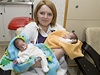 Kateina Solovjova s dvojaty Anastasií a Viktorií v motolské nemocnici.