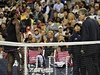 Serena Williamsová se dohaduje s hlavním arbitrem US Open Brianem Earleyem (vpravo). Uprosted stojí árová rozhodí.
