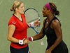 Serena Williamsová gratuluje Kim Clijstersové k postupu do finále US Open.