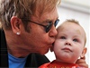 Zpvák Elton John s ukrajinským chlapcem Levem.