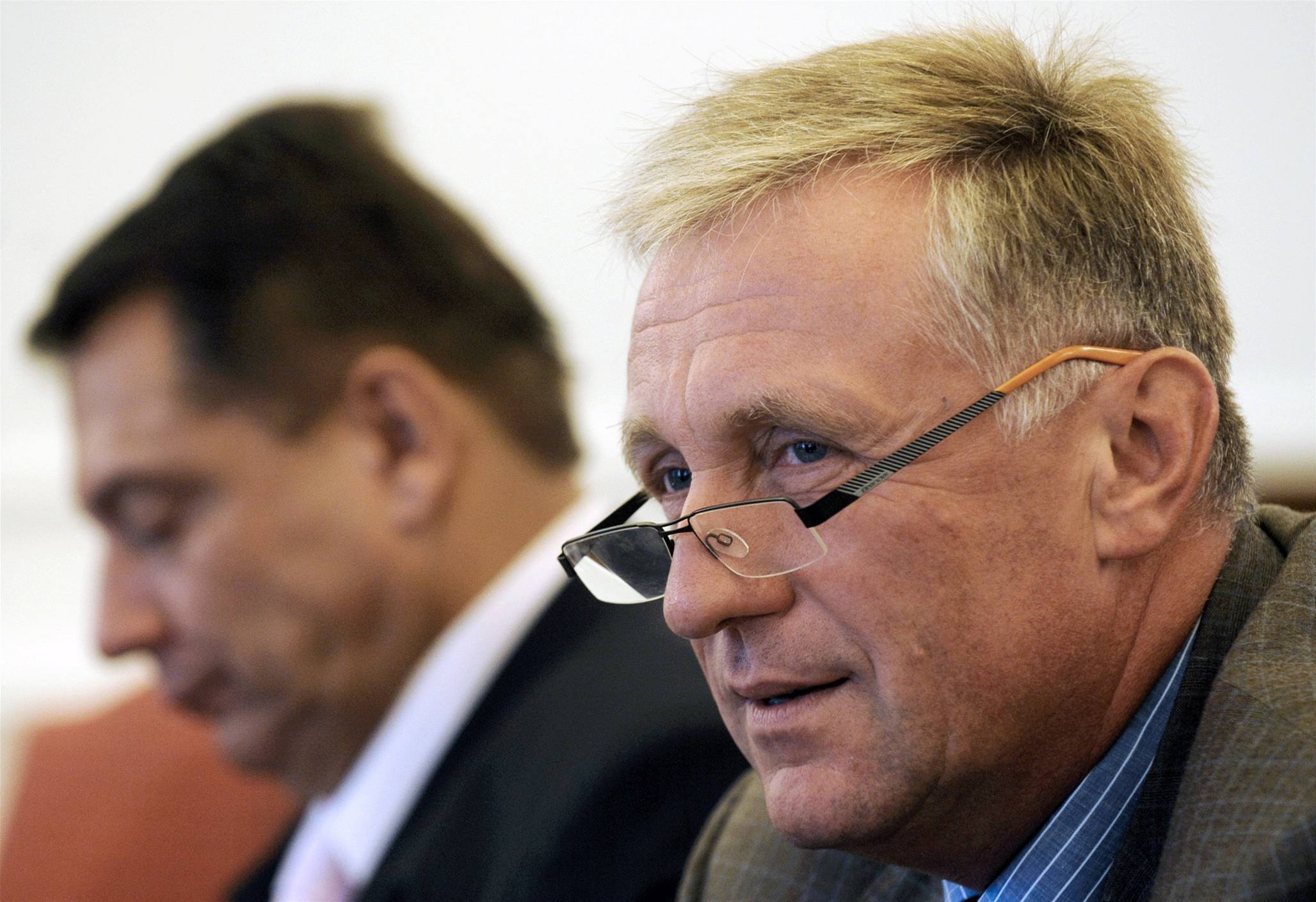 P�edseda �SSD Ji�í Paroubek (vlevo) a p�edseda ODS Mirek Topolánek p�i jednání p�edsed� politických stran a poslaneckých klub�, kte�í se se�li 11. zá�í v pracovn� p�edsedy dolní komory parlamentu v Praze. 