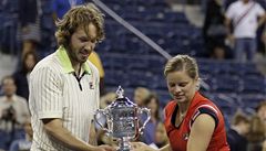 Kim Clijstersová s manelem a pohárem.