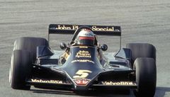 Mario Andretti ve voze Lotus.