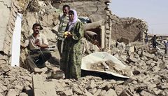 Trosky dom po bombovém atentátu v Iráku