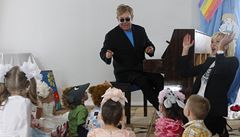Elton John neme adoptovat malho Ukrajince kvli vku