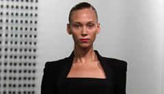 Model z kolekce Victorie Backhamové.