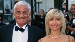 Francouzský herec Jean Paul Belmondo s manželkou Natty na mezinárodním filmovém festivalu v Cannes (2001).  | na serveru Lidovky.cz | aktuální zprávy