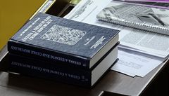 Ústava le�í na stole jednoho z poslanc� v Poslanecké sn�movn� v Praze.