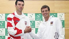 Tomáš Berdych (vpravo) a obr Karlovič. 