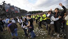 Fanouci picházejí na koncert, kterým hudební skupina Kabát oslavila 12. záí v Praze 20. výroí své existence ve stejné sestav.