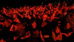 Fanouci na koncertu, kterým hudební skupina Kabát oslavila 12. záí v Praze 20. výroí své existence ve stejné sestav.