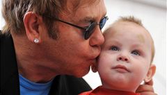 Elton John chce se svm partnerem adoptovat ukrajinskho chlapce