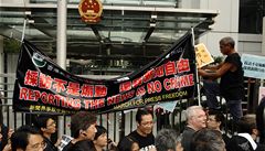 Asi sedm stovek noviná�� oble�ených v �erném po�ádalo protestní pr�vod proti zásahu policie proti t�em hongkongským noviná��m v provincii Sin-�iang.