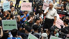 Asi sedm stovek noviná�� oble�ených v �erném po�ádalo protestní pr�vod proti zásahu policie proti t�em hongkongským noviná��m v provincii Sin-�iang.