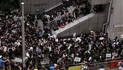 Asi sedm stovek noviná�� oble�ených v �erném po�ádalo protestní pr�vod proti zásahu policie proti t�em hongkongským noviná��m v provincii Sin-�iang.