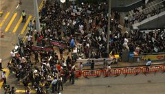 Asi sedm stovek noviná�� oble�ených v �erném po�ádalo protestní pr�vod proti zásahu policie proti t�em hongkongským noviná��m v provincii Sin-�iang.