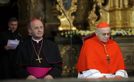 Kardinál Miloslav Vlk (vpravo) v kostele Panny Marie Vítzné v Praze pi návtv papee Benedikta XVI.