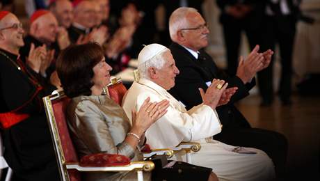 Prezidentský pár a pape Benedikt XVI. pi koncert ve panlském sálu