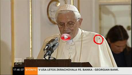 Po papei leze bhem projevu ve panlském sále pavouk.