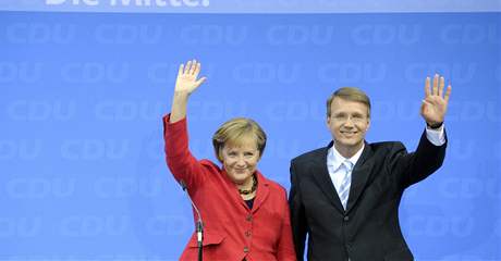 éfka CDU Angela Merkelová slaví volební vítzství spolu s generálním sekretáem strany Ronaldem Pofallou.