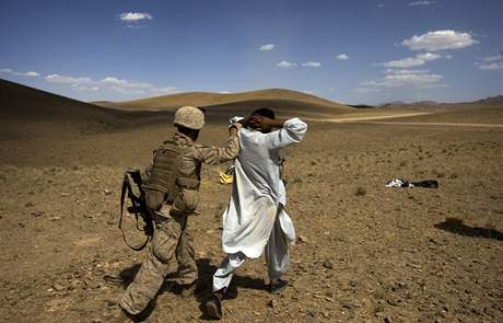 Vojáci v boji proti posvtalcm z hnutí Taliban
