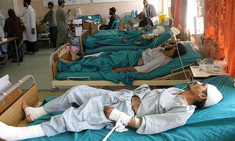 Zranní v nemocnici po útoku na autobus v Afghánistánu