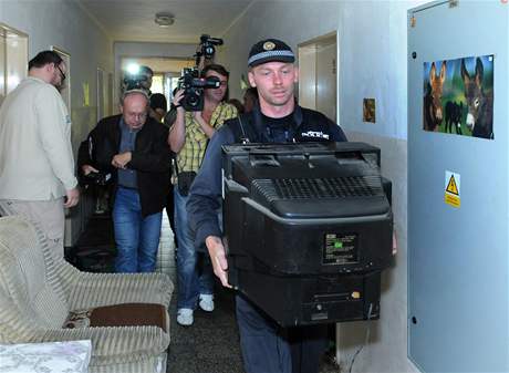 Mstský stráník Litvínova v pímém penosu odnáí televizor zabavený exekutory.