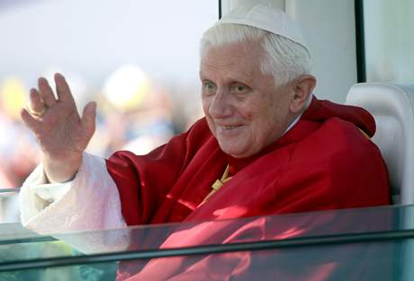 Pape Benedikt XVI. pijídí na Probotskou louku.
