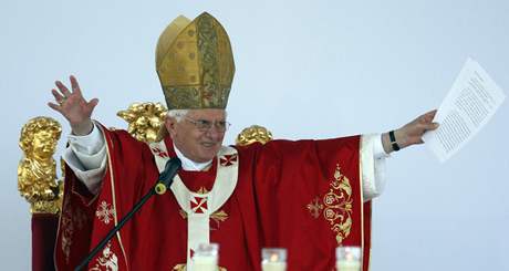 Pape Benedikt XVI. pi proslovu k mladým na Probotské louce.