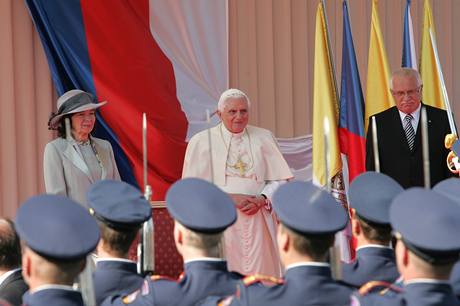 Prezident Klaus vítá Benedikta XVI. po píletu na ruzyské letit