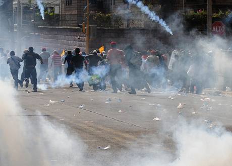 Demonstrace proti svrenému honduraskému prezidentovi Manuelovi Zelayiovi