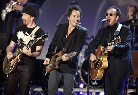 The Edge, Bruce Springsteen a Elvis Costello (zleva).
