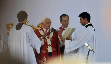 Tetí den návtvy papee Benedikta XVI. v esku, 28. záí ve Staré Boleslavi. Pape (uprosted) slouí mi na Probotské louce u píleitosti Národní svatováclavské pouti. 