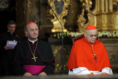 Kardinál Miloslav Vlk (vpravo) v kostele Panny Marie Vítzné v Praze pi návtv papee Benedikta XVI.