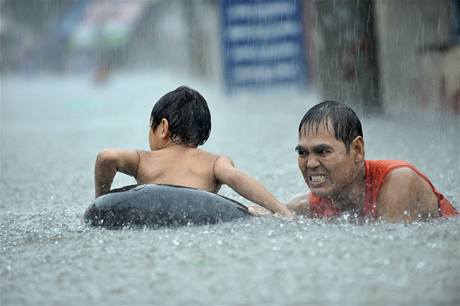 Velké záplavy pustoí Filipíny. Ulice hlavního msta Manily jsou pod vodou. 