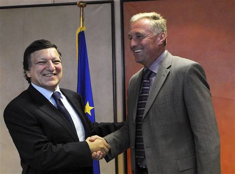 Pedseda Evropské komise José Barroso vítá Mirka Topolánka v Bruselu (29.9.2009).