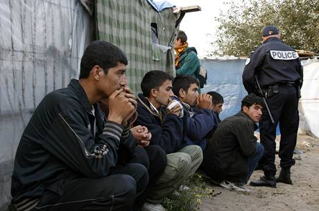 Nelegálním pisthovalcm zadreným v táboe u Calais hrozí repatriace