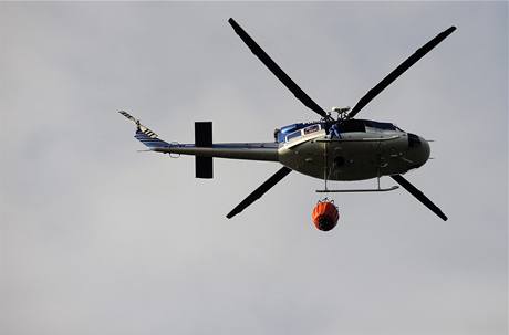 V západních Krkonoích bojují hasii s poárem. Nedaleko od Harrachova v oblasti Rýovit se plameny roziovaly, do akce byl povolán vrtulník. 