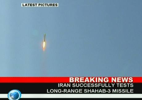 Zábr íránské televize zachycuje raketu dlouhého doletu Shahab-3 pi dnením testu