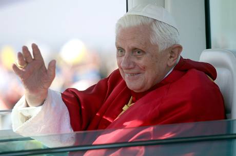Pape Benedikt XVI. pijídí na Probotskou louku.