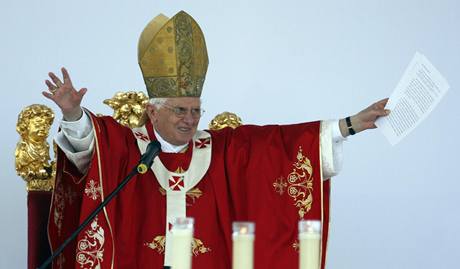 Pape Benedikt XVI. pi proslovu k mladým na Probotské louce.