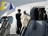 Pape vystupuje z letadla na letiti v Praze-Ruzyni