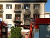 V Týn nad Vltavou zaal kolem poledne hoet byt v dom s peovatelskou slubou. Na míst zahynula tyiasedmdesátiletá ena, sedmatyicetiletý mu byl v kritickém stavu odvezen na popáleninové centrum.