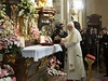 První den návtvy papee v esku. Kostel Panny Marie Vítzné, domov Praského Jezulátka.