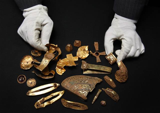 Britský amatér s detektorem kovů našel největší anglosaský zlatý poklad |  Věda | Lidovky.cz
