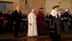 Prezident Klaus s Benediktem XVI. vcházejí do Vladislavského sálu