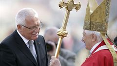 Prezident Klaus se zdraví s Benediktem XVI. po m�i ve Staré Boleslavi