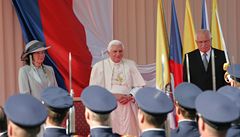 Prezident Klaus vítá Benedikta XVI. po p�íletu na ruzy�ské leti�t�