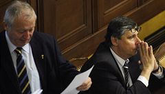Premiér Jan Fischer a ministr financí Eduard Janota (vlevo) na mimořádné schůzi poslanecké sněmovny 25. září v Praze o rozpočtu. 