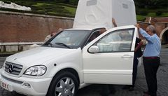 Papež Českem pojede dvěma papamobily. Čistě bílými a pancéřovanými